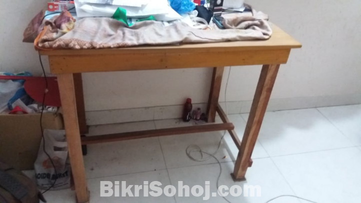 একটি চেয়ার ও টেবিল  বিক্রয় করা হইবে